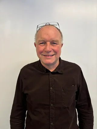 Mann med briller på hodet i brun skjorte